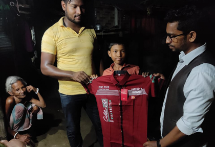 দুস্থ নারী ও শিশুদের মাঝে পোশাক বিতরণ 
