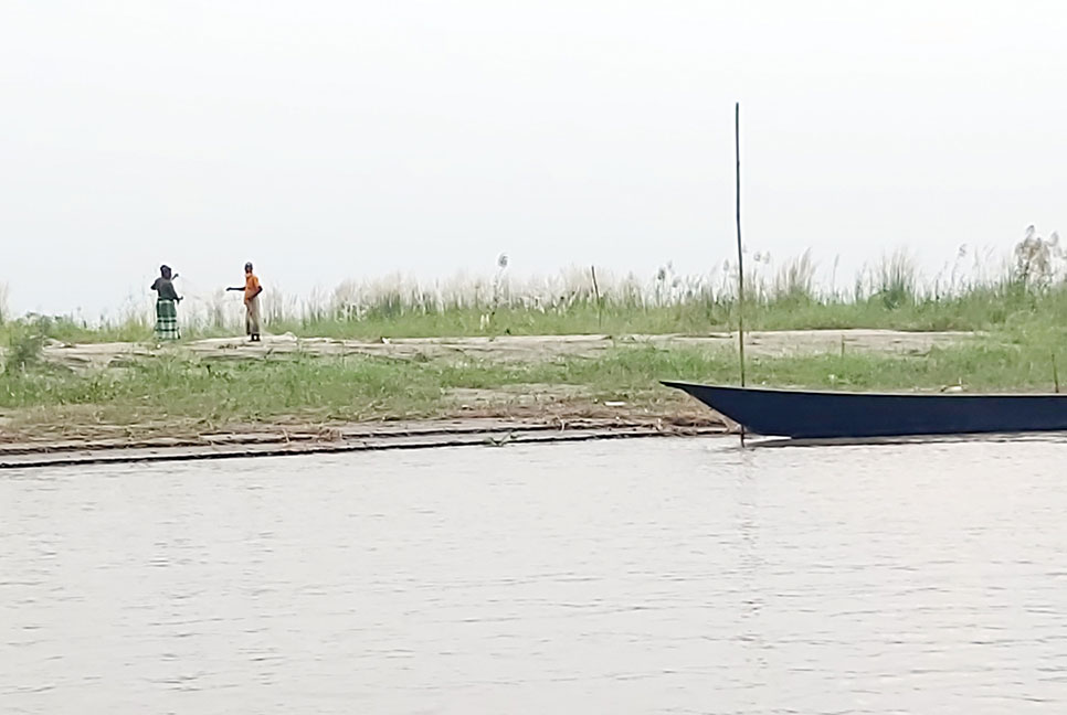অভিযান না থাকলেই  ইলিশ নিধনে নামে জেলেরা