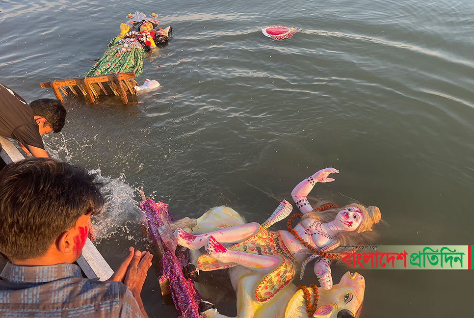 সাভারে ঢাকের তালে প্রতিমা বিসর্জন