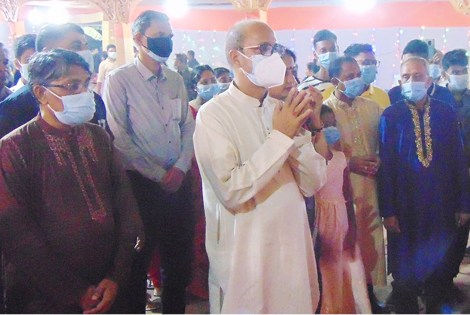 শিকদারবাড়ী দুর্গা মন্দির পরিদর্শনে ভারতীয় সহকারি হাই কমিশনার
