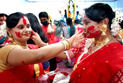 বগুড়ায় নাচে গানে আর আনন্দে প্রতিমা বিসর্জন 