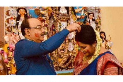 দশমীতে বৈশাখীর সিঁথিতে সিদুঁর দিলেন শোভন

