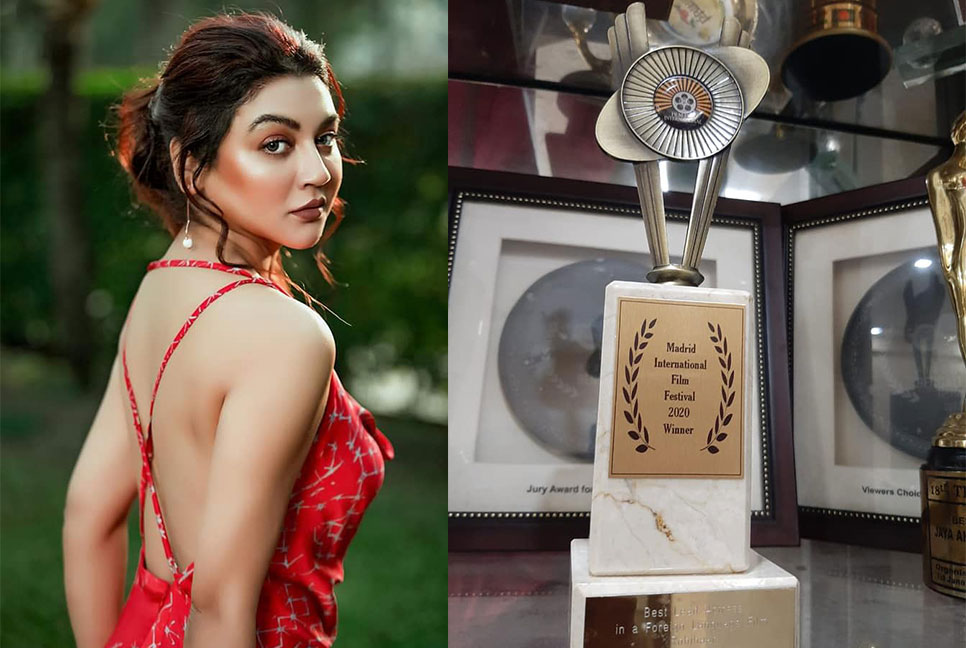 মাদ্রিদ চলচ্চিত্র উৎসবের সেরা অভিনেত্রীর স্মারক হাতে পেলেন জয়া