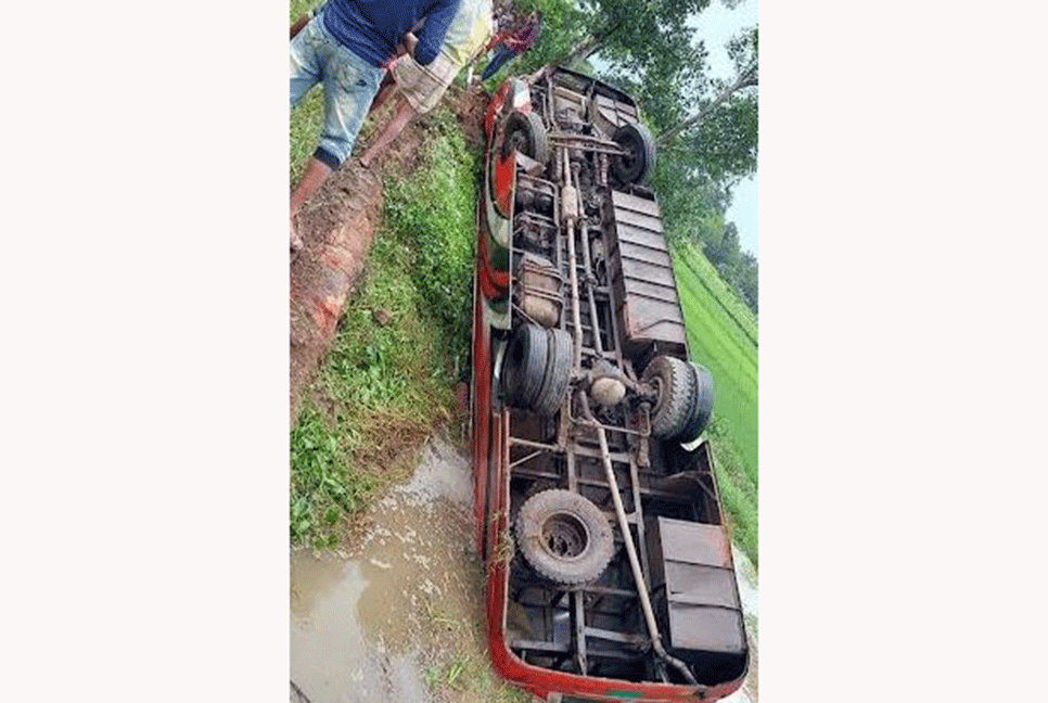 চকরিয়ায় নিয়ন্ত্রণ হারিয়ে বাস খাদে, ১৫ যাত্রী আহত 