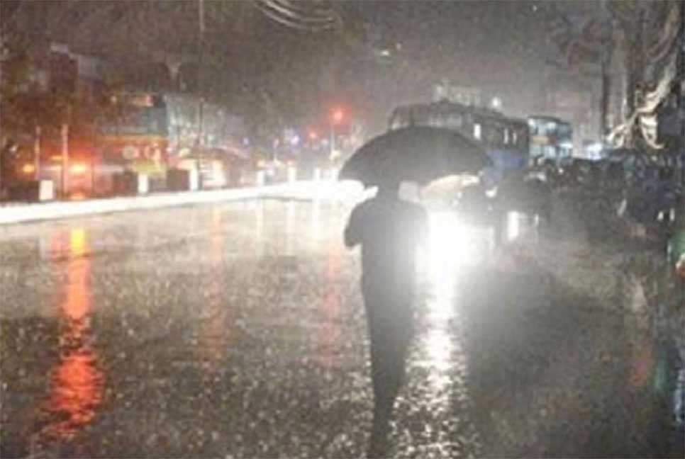 রাজধানীতে এক পশলা বৃষ্টি