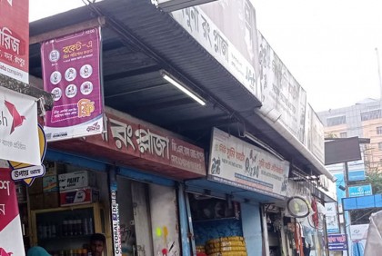 এক রাতে ৪ দোকান থেকে টাকা ও মালামাল চুরি করল উলঙ্গ যুবক