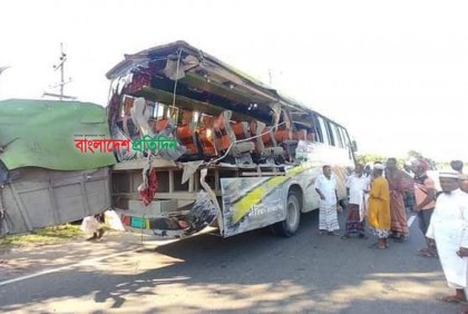দুই বাসের প্রতিযোগিতায় প্রাণ গেল একই পরিবারের চারজনসহ ৭ যাত্রীর