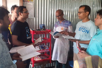 সেলুনে বই পড়ার ব্যবস্থা, জ্ঞানের আলো পাঠাগারের উদ্যোগ