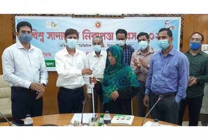 দৃষ্টি প্রতিবন্ধীদের মাঝে স্মার্ট সাদাছড়ি বিতরণ 