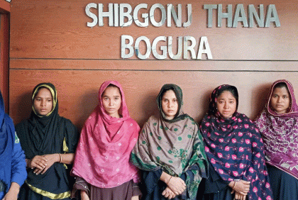 সোনার চেইন ছিনতাই করে পালানোর সময় ৫ নারী আটক

