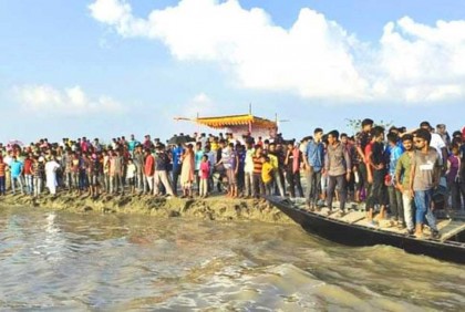 পদ্মায় শত বছরের ঐতিহ্যবাহী নৌকা বাইচ


