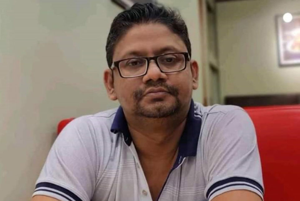 বাসের ধাক্কায় 
স্বামী নিহত, স্ত্রী আহত
