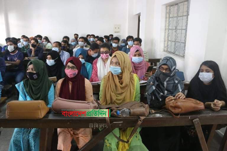 শিক্ষার্থীদের পদচারণায় মুখর ঢাকা বিশ্ববিদ্যালয়, চলছে সশরীরে ক্লাস
