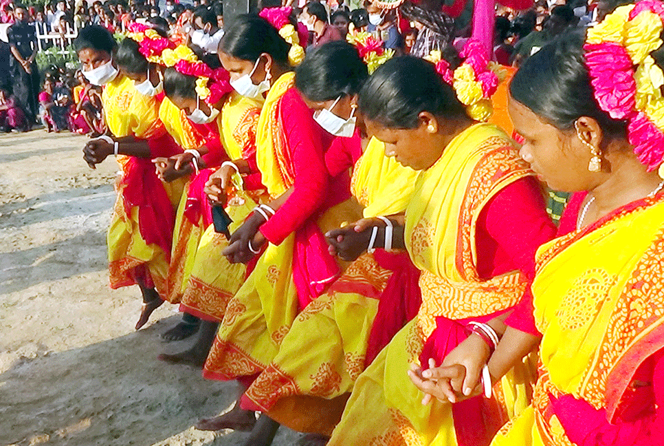 নওগাঁর ঐতিহ্যবাহী সাঁওতালি নৃত্য প্রতিযোগিতা 