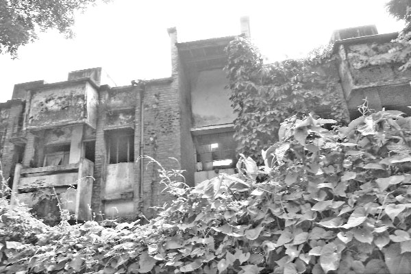 ধ্বংসের পথে সরকারি কর্মকর্তাদের বাসস্থান