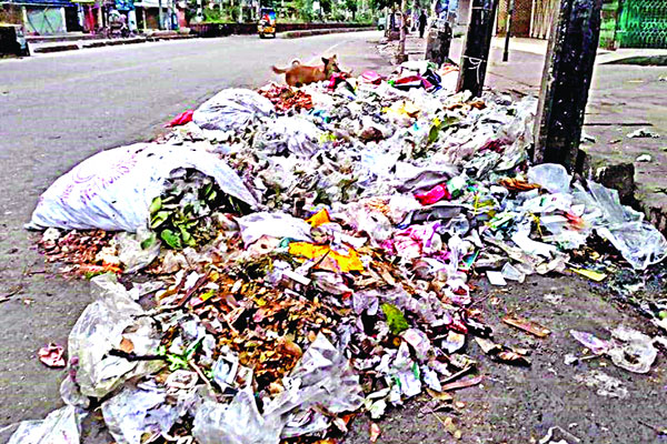 যত্রতত্র ফেলা হচ্ছে ময়লা আবর্জনা