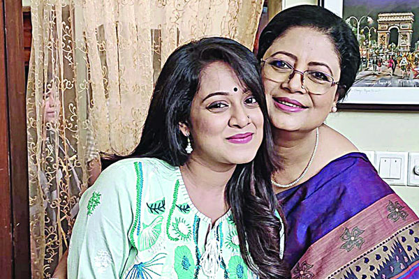 চলচ্চিত্রে মুনমুন আহমেদের সঙ্গে দীঘি