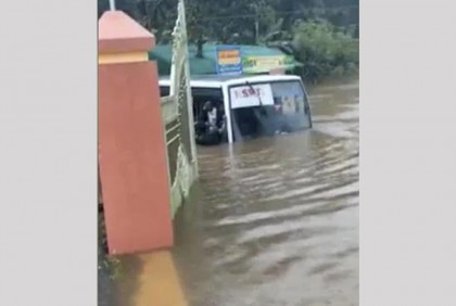 কেরালায় বৃষ্টিতেই তলিয়ে গেল বাস (ভিডিও)