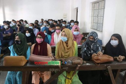 শিক্ষার্থীদের পদচারণায় মুখর ঢাকা বিশ্ববিদ্যালয়, চলছে সশরীরে ক্লাস