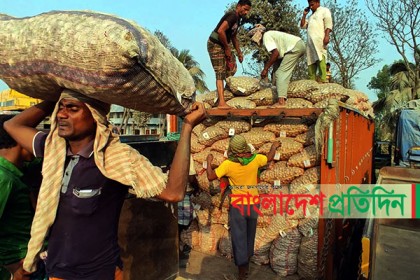 পূজার ছুটি শেষে ফের হিলি 
স্থলবন্দরের কার্যক্রম সচল