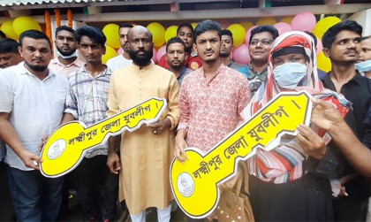 শেখ রাসেলের জন্মদিনে ঘর উপহার পেল লক্ষ্মীপুরের দুই পরিবার