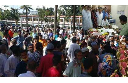 নেত্রকোনায় উৎসব মুখর পরিবেশে মনোনয়নপত্র দাখিল করেছে প্রার্থীরা