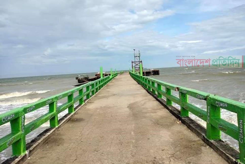বৈরী আবহাওয়া, সেন্টমার্টিনে আটকে পড়েছেন ৪ শতাধিক পর্যটক