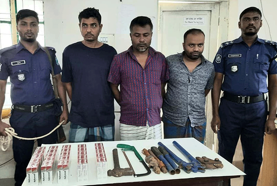 বরিশালে ডাকাতির ঘটনায় অস্ত্রসহ গ্রেফতার ৩  
