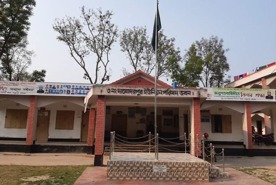 কারণ দর্শানোর জবাবে ক্ষমা প্রার্থনা করে ফেরত দিলেন টাকা