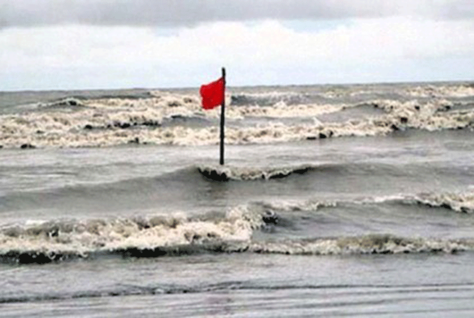 
চার সমুদ্র বন্দরে ৩ নম্বর সতর্কতা সংকেত 