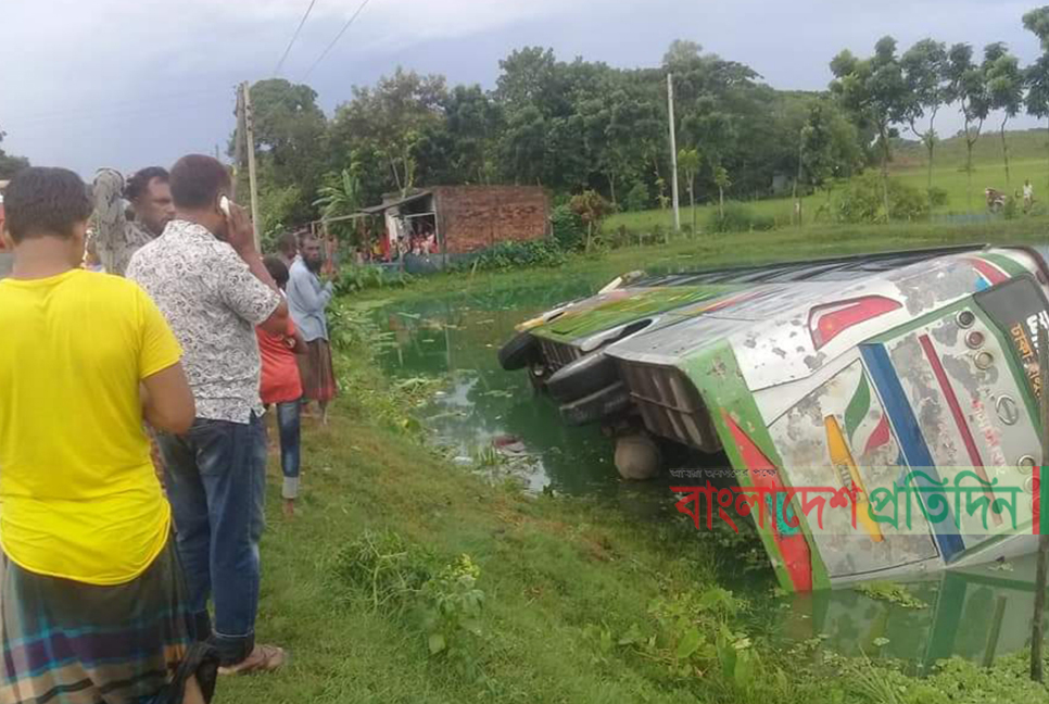 
ফুলপুরে নিয়ন্ত্রণ হারিয়ে বাস খাদে, আহত ১০