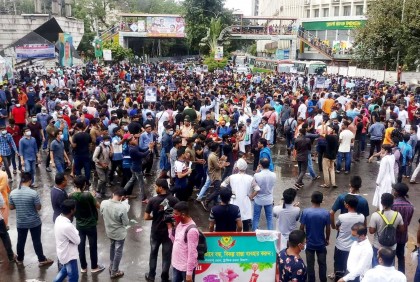 বিভিন্ন স্থানে মন্দির-মণ্ডপে হামলার প্রতিবাদে শাহবাগে অবরোধ