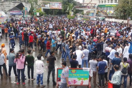 আলটিমেটাম দিয়ে শাহবাগের সড়ক ছাড়লেন ঢাবি শিক্ষার্থীরা
