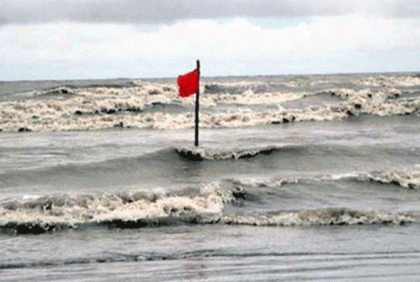 
চার সমুদ্র বন্দরে ৩ নম্বর সতর্কতা সংকেত 