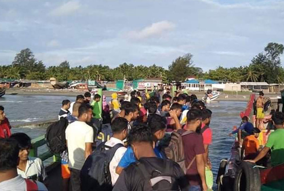 ফিরছেন সেন্টমার্টিনে আটকে পড়া পর্যটকরা