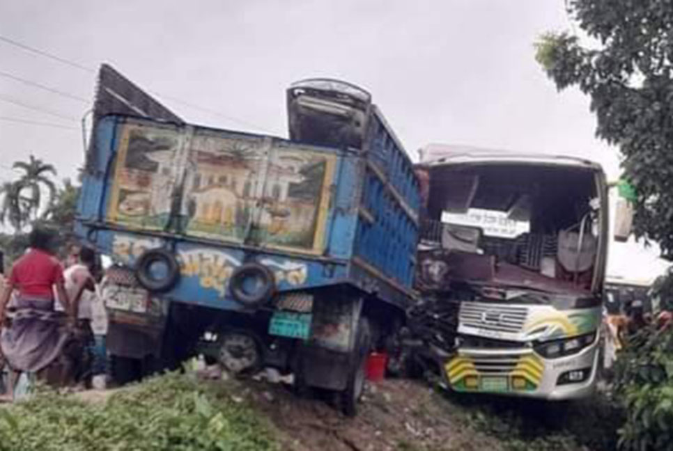 তারাকান্দায় বাস-ট্রাকের মুখোমুখি সংঘর্ষ, আহত ৬