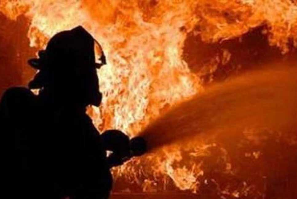 ভয়াবহ আগুনে পুড়ে ছাই ঝুটের গুদাম

