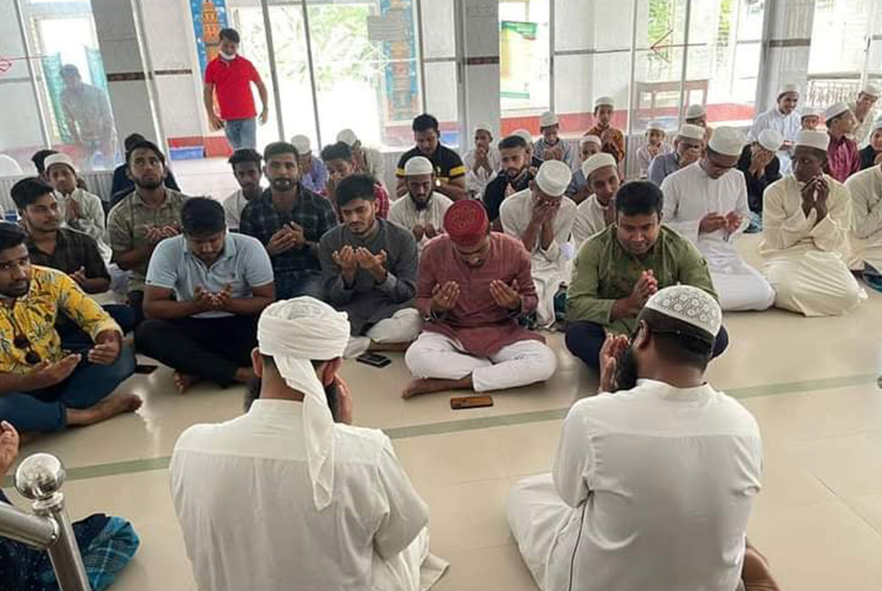 শেখ রাসেলের জন্মদিনে এতিমদের মাঝে খাবার বিতরণ ও দোয়া 