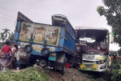 তারাকান্দায় বাস-ট্রাকের মুখোমুখি সংঘর্ষ, আহত ৬