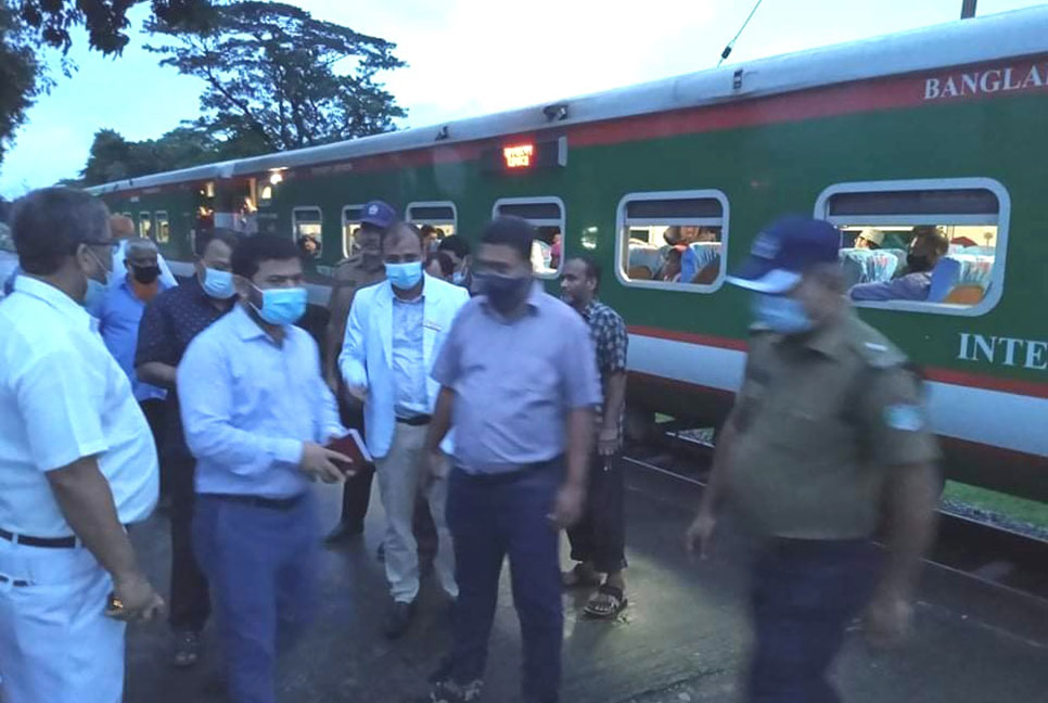 বিনা টিকেটে ট্রেন ভ্রমণ, লাকসামে ২১৭ যাত্রীকে জরিমানা 