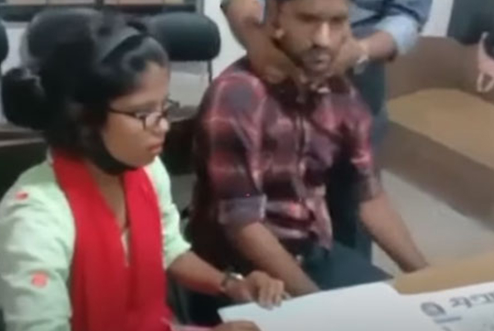 বাবার বাড়ি ফিরলেন কলেজছাত্রকে তুলে নিয়ে বিয়ে করা সেই তরুণী