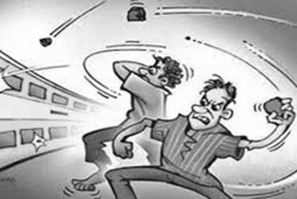 চলন্ত ট্রেনে পাথর নিক্ষেপের সময় আটক ৩ 