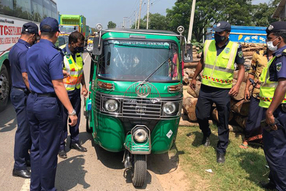 কুমিল্লায় মহাসড়কে শৃঙ্খলা ফেরানোর চেষ্টা হাইওয়ে পুলিশের