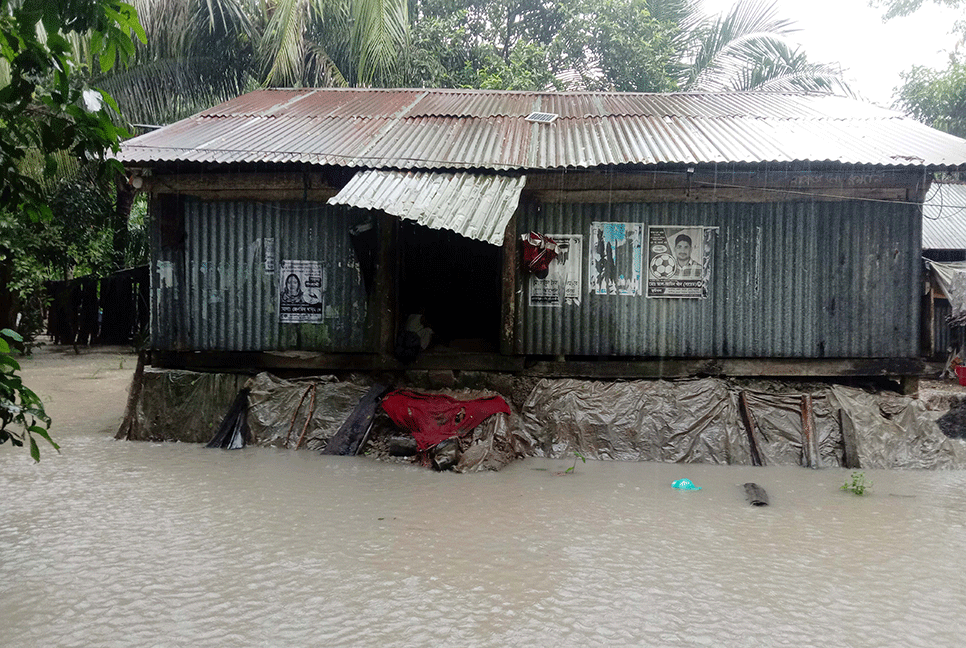 শরণখোলায় টানা বৃষ্টিতে পানিবন্দি ৩ হাজার পরিবার 