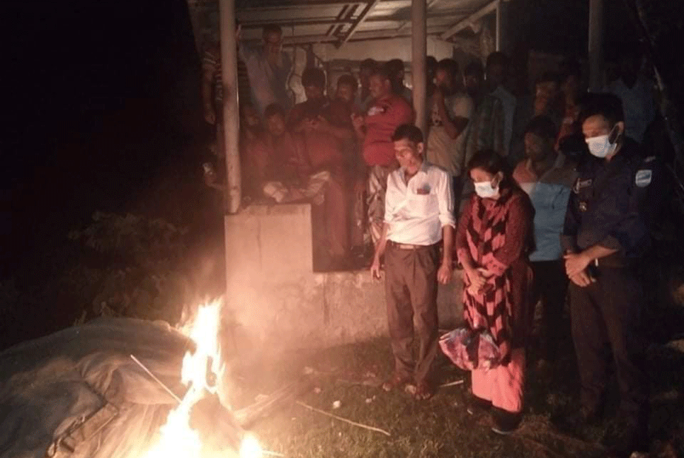 বোয়ালমারীতে অবৈধ জাল আগুনে পুড়িয়ে ধ্বংস  
