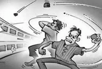 চলন্ত ট্রেনে পাথর নিক্ষেপের সময় আটক ৩ 