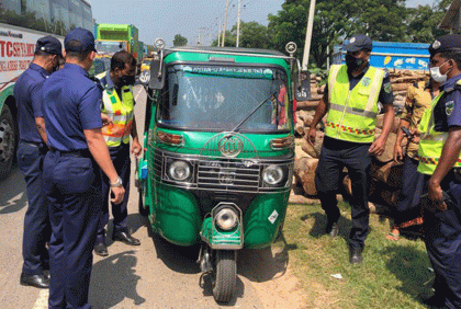 কুমিল্লায় মহাসড়কে শৃঙ্খলা ফেরানোর চেষ্টা হাইওয়ে পুলিশের