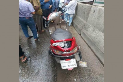 স্কুটি থেকে পড়ে বাসচাপায় নিহত

