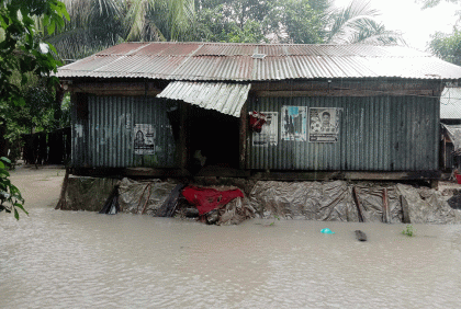 শরণখোলায় টানা বৃষ্টিতে পানিবন্দি ৩ হাজার পরিবার 