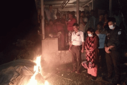 বোয়ালমারীতে অবৈধ জাল আগুনে পুড়িয়ে ধ্বংস  